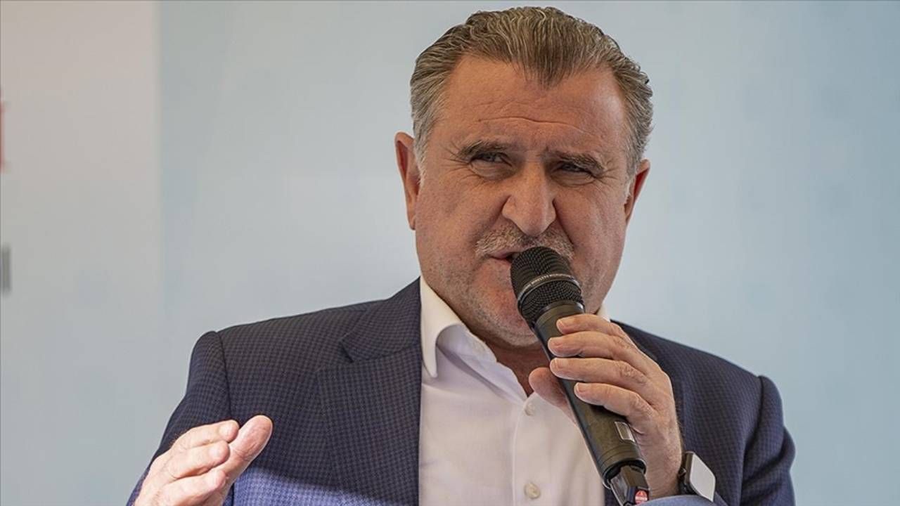 Bakan Osman Aşkın Bak, milli para yüzücü Defne Kurt'u tebrik etti