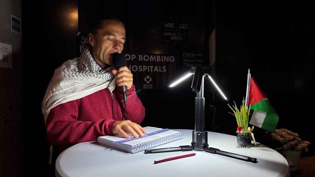 Hollanda’da 50 gün boyunca 24 saat Gazze’de katledilenlerin isimleri okundu Hollanda’da 50 gün boyunca 24 saat Gazze’de katledilenlerin isimleri okundu