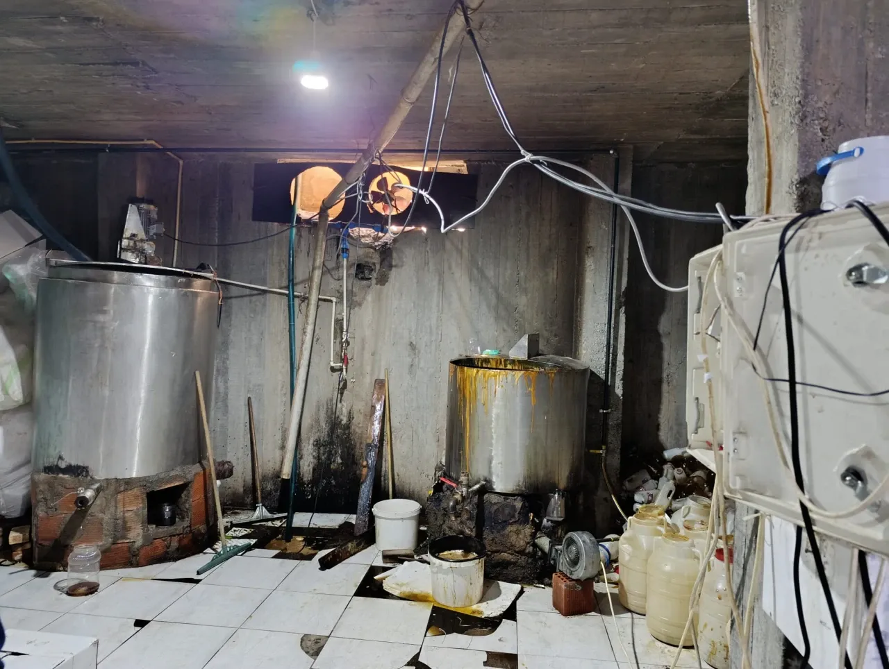 ASAYİŞAğrı'da 5 ton 709 kilogram etiketsiz pekmez ele geçirildi