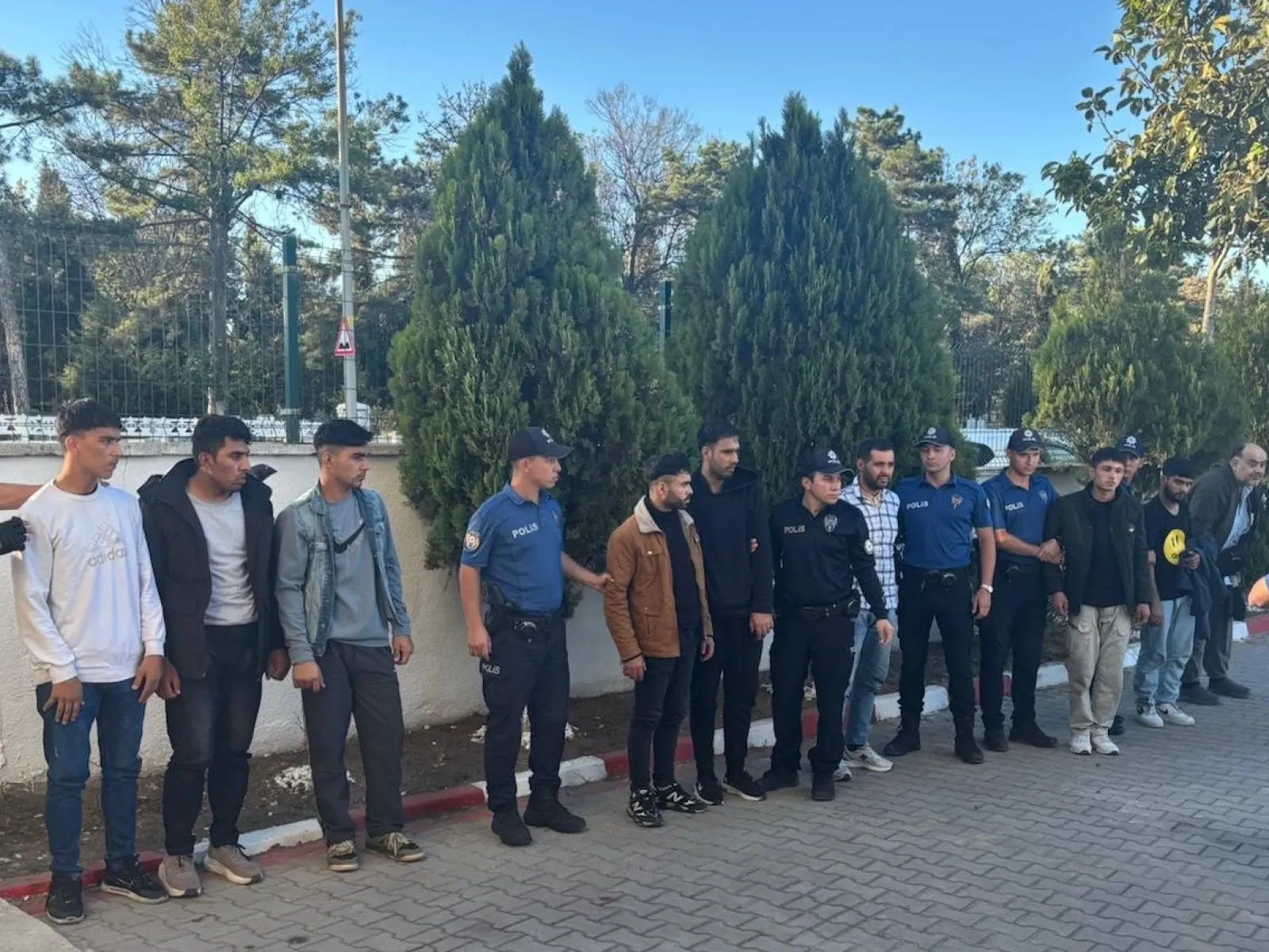 SON DAKİKA
																														
								

								Edirne'de 15 düzensiz göçmen yakalandı