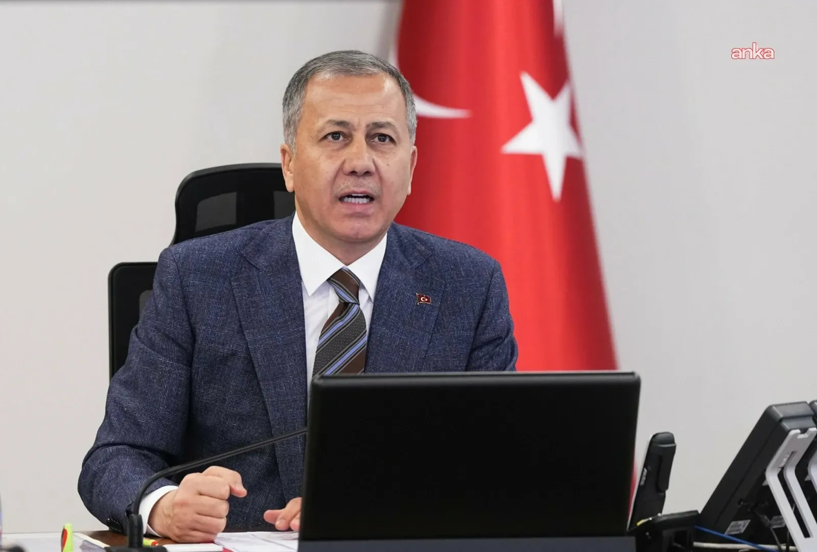 GÜNDEM
																														
								

								Ali Yerlikaya duyurdu: "‘Ruhsatsız silah taşıyan şahıslara yönelik operasyonlarda 2 bin 82 şüpheli hakkında işlem yapıldı"