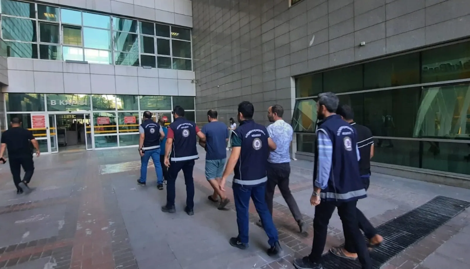 ASAYİŞ
																														
								

								Mersin'de düzensiz göçmen operasyonu! 14 düzensiz göçmen yakalandı