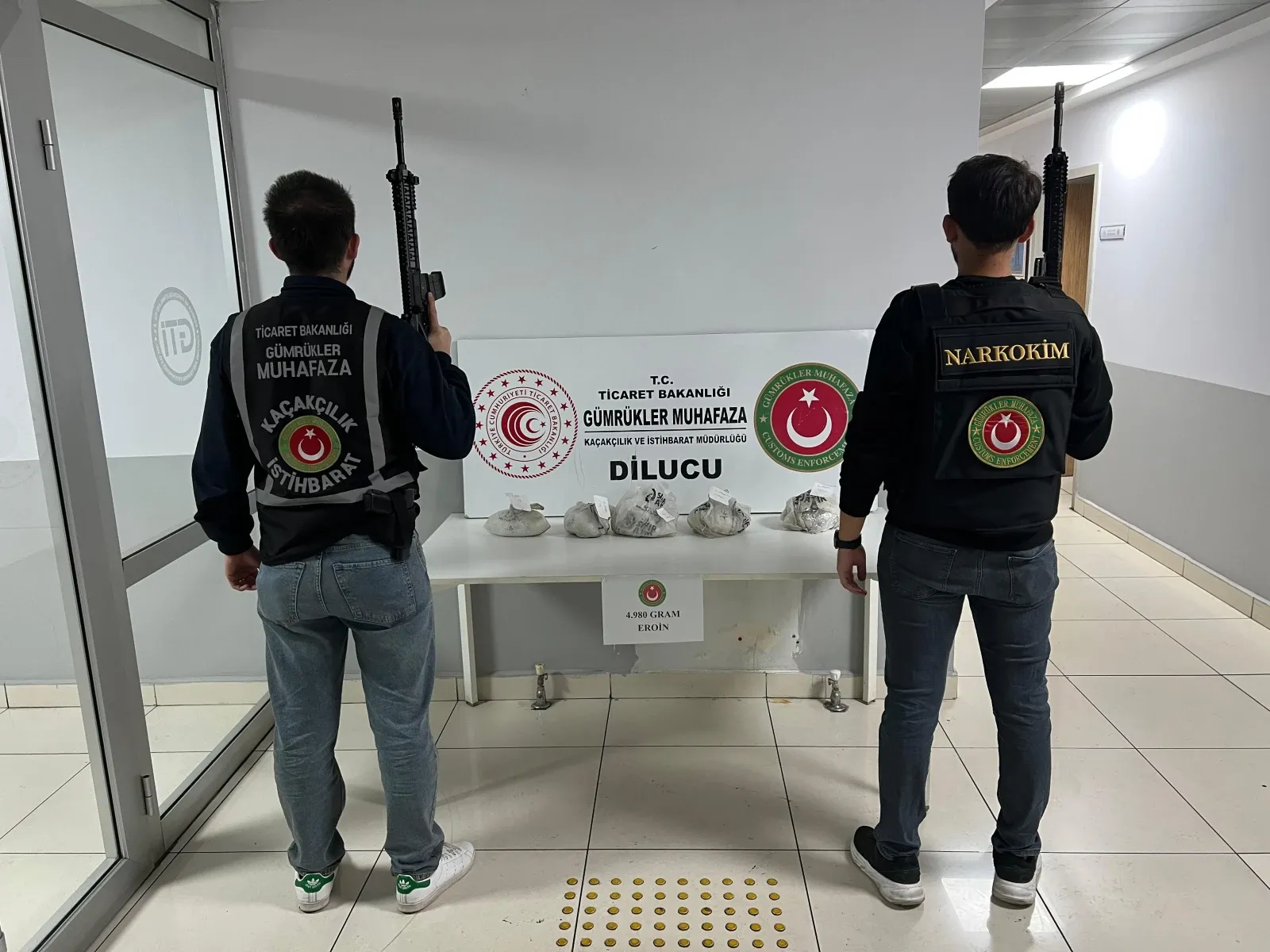 SON DAKİKA
																														
								

								Iğdır'da 4 kilo 980 gram eroin ele geçirildi