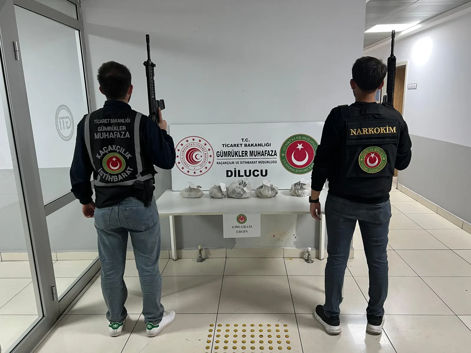 GÜNDEM
Iğdır'da zehir tacirlerine büyük darbe! 4 kilo 980 gram eroin ele geçirildi GÜNDEM
Iğdır'da zehir tacirlerine büyük darbe! 4 kilo 980 gram eroin ele geçirildi