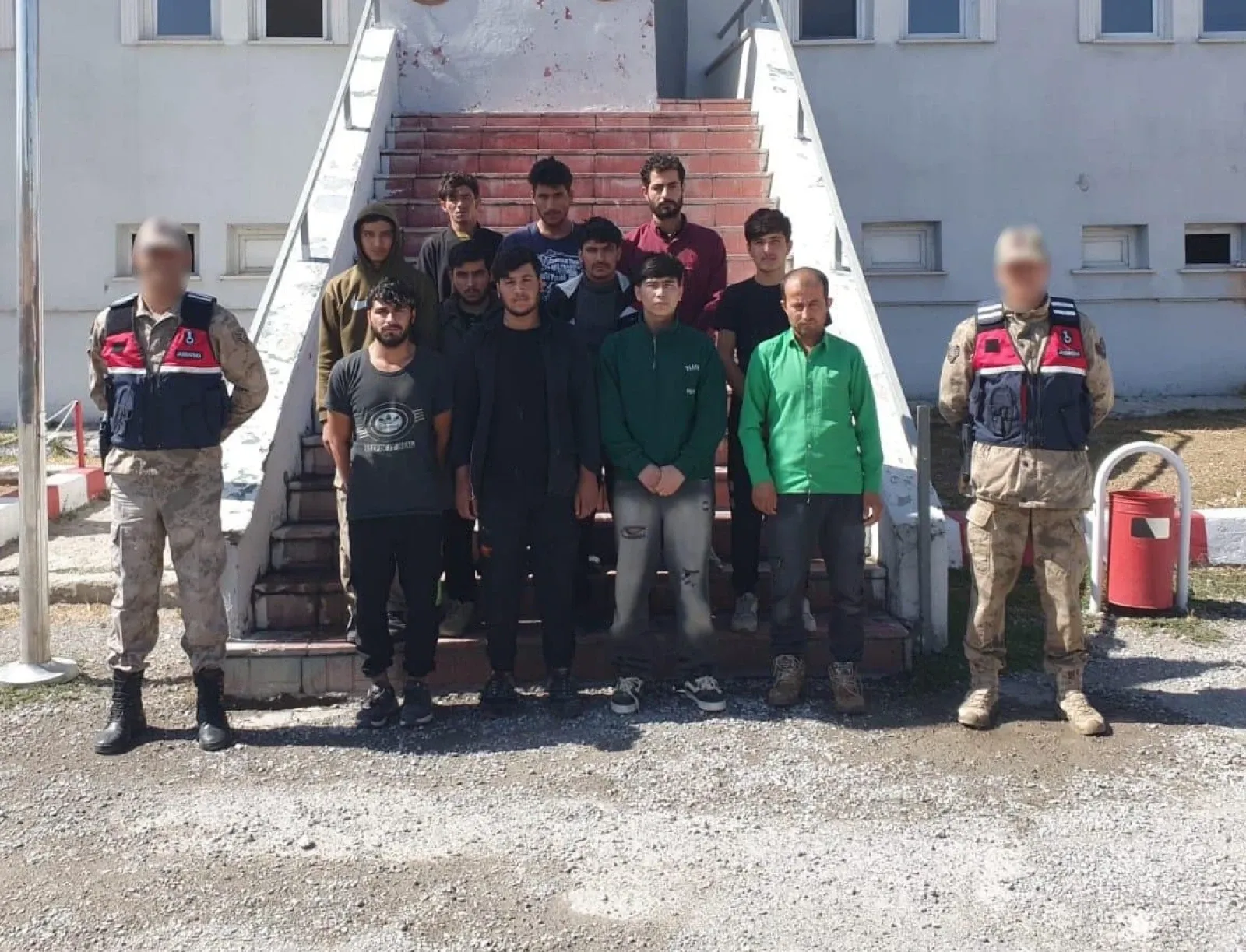 ASAYİŞ
																														
								

								Bitlis'te Afganistan uyruklu 11 düzensiz göçmen yakalandı