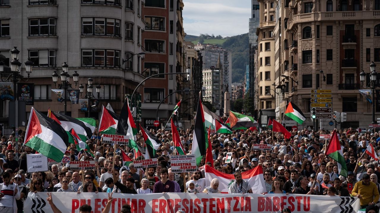 Berlin’de düzenlenen Filistin’e destek yürüyüşüne 100 bini aşkın kişi katıldı Berlin’de düzenlenen Filistin’e destek yürüyüşüne 100 bini aşkın kişi katıldı