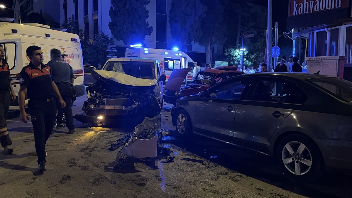 Burdur’da 3 aracın karıştığı kazada 1 kişi öldü