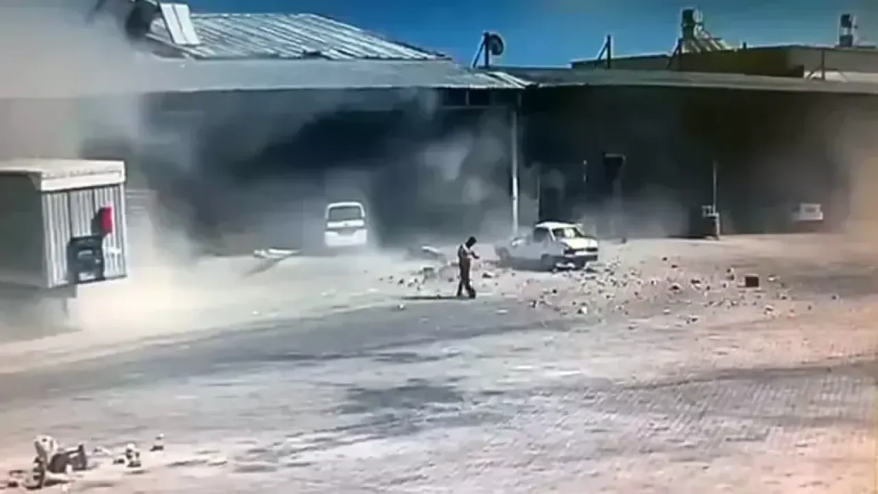 ASAYİŞ
																														
								

								Antalya Demre’deki toptancı halinde şiddetli patlama: Ölü ve yaralılar var!