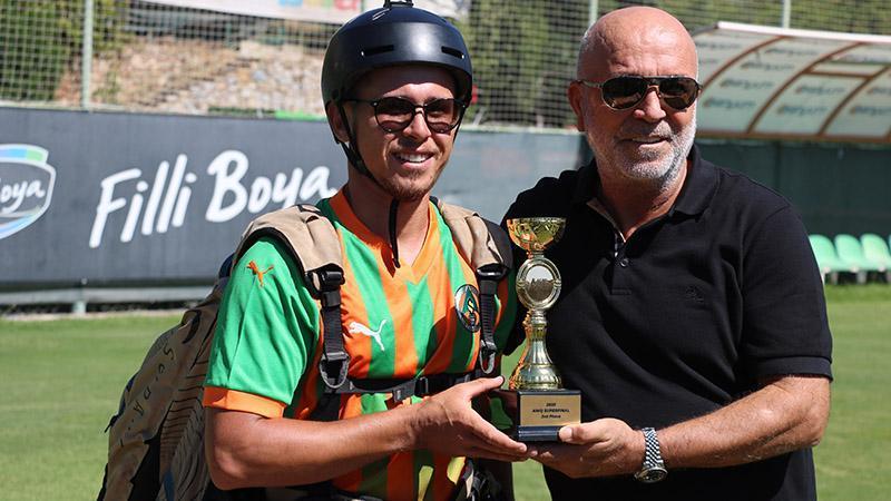 Dünya üçüncüsü sporcu paraşütle tesislere inip, kupayı başkana verdi Dünya üçüncüsü sporcu paraşütle tesislere inip, kupayı başkana verdi