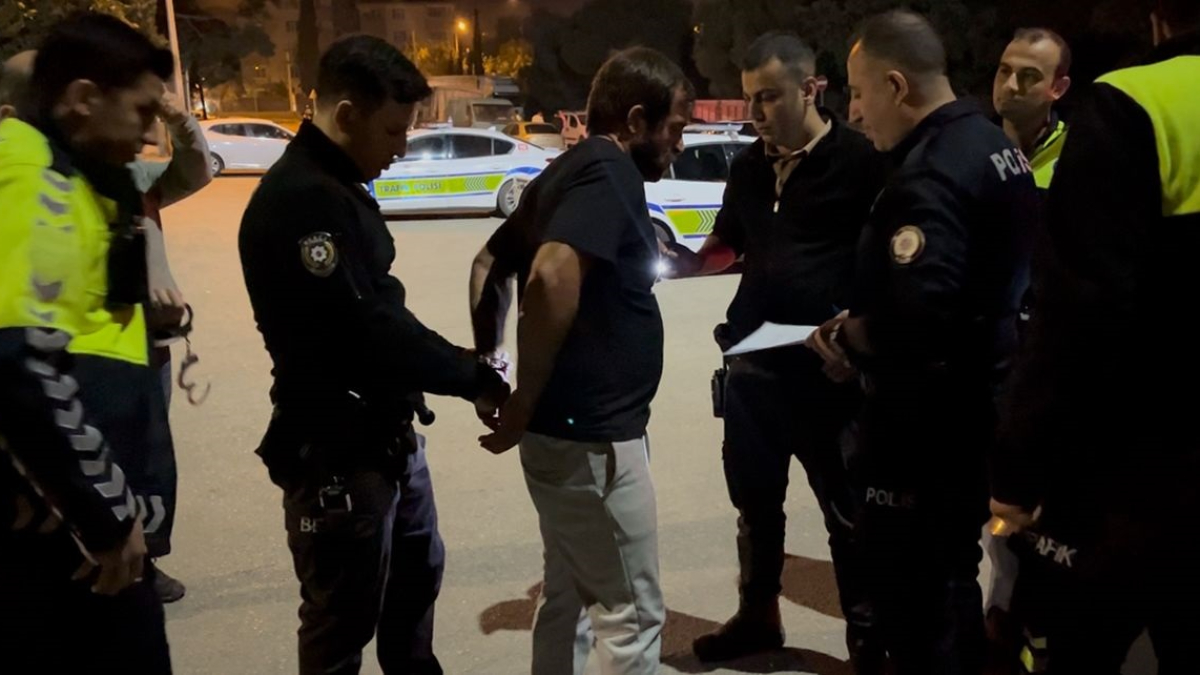 Bursa’da polisin ehliyetsiz sürücüyle sabır sınavı Bursa’da polisin ehliyetsiz sürücüyle sabır sınavı