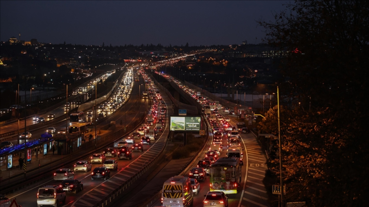 İstanbul’da akşam saatlerinde trafik yoğunluğu yaşanıyor İstanbul’da akşam saatlerinde trafik yoğunluğu yaşanıyor