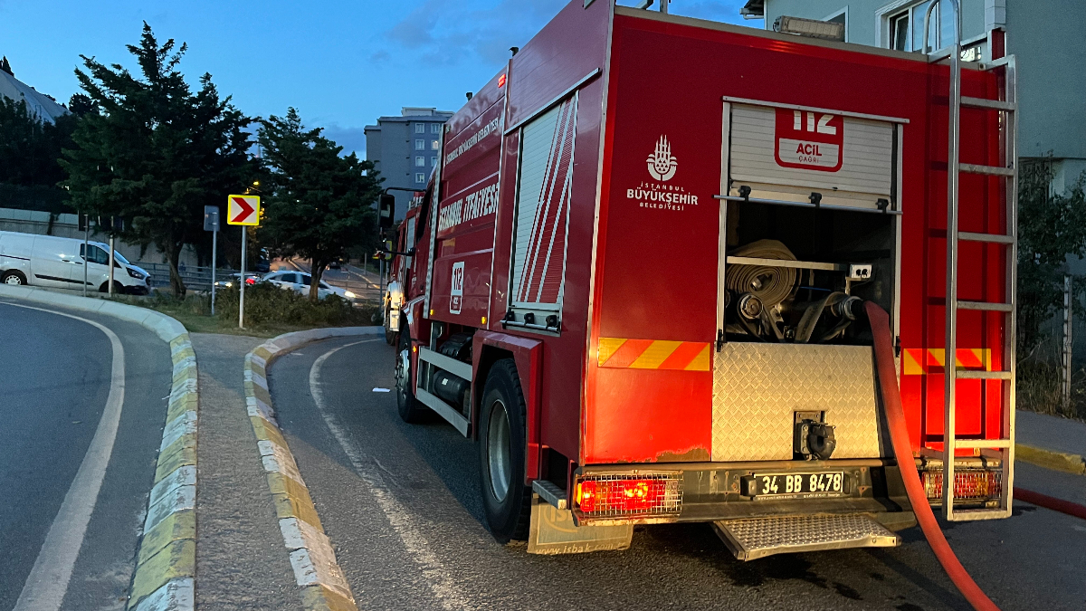 İstanbul’da kargo yüklü kamyonetten alevler yükseldi İstanbul’da kargo yüklü kamyonetten alevler yükseldi