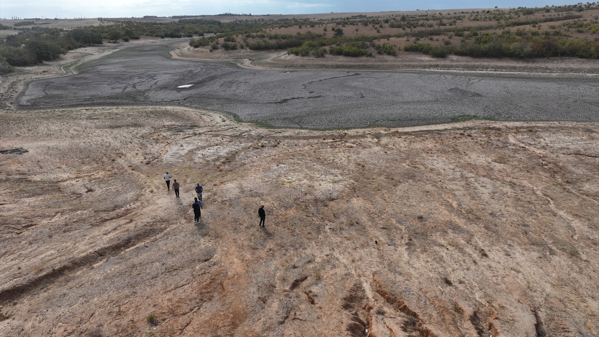 Edirne’deki Şerbettar Göleti kuraklık nedeniyle tamamen kurudu Edirne’deki Şerbettar Göleti kuraklık nedeniyle tamamen kurudu