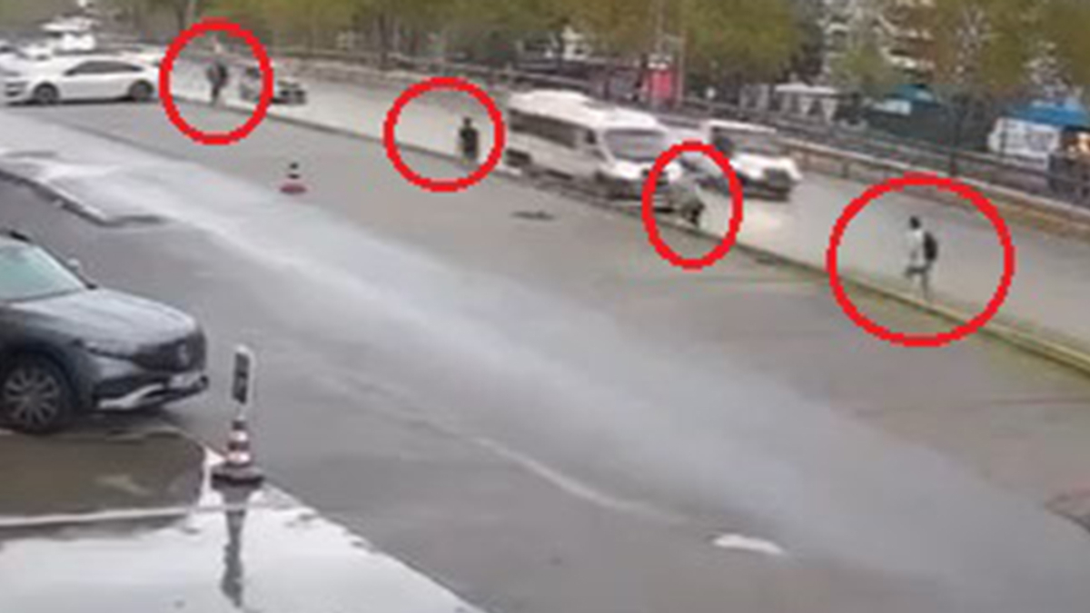 Bursa’da kamyonetin çarptığı minibüs yayaların üzerine savruldu Bursa’da kamyonetin çarptığı minibüs yayaların üzerine savruldu