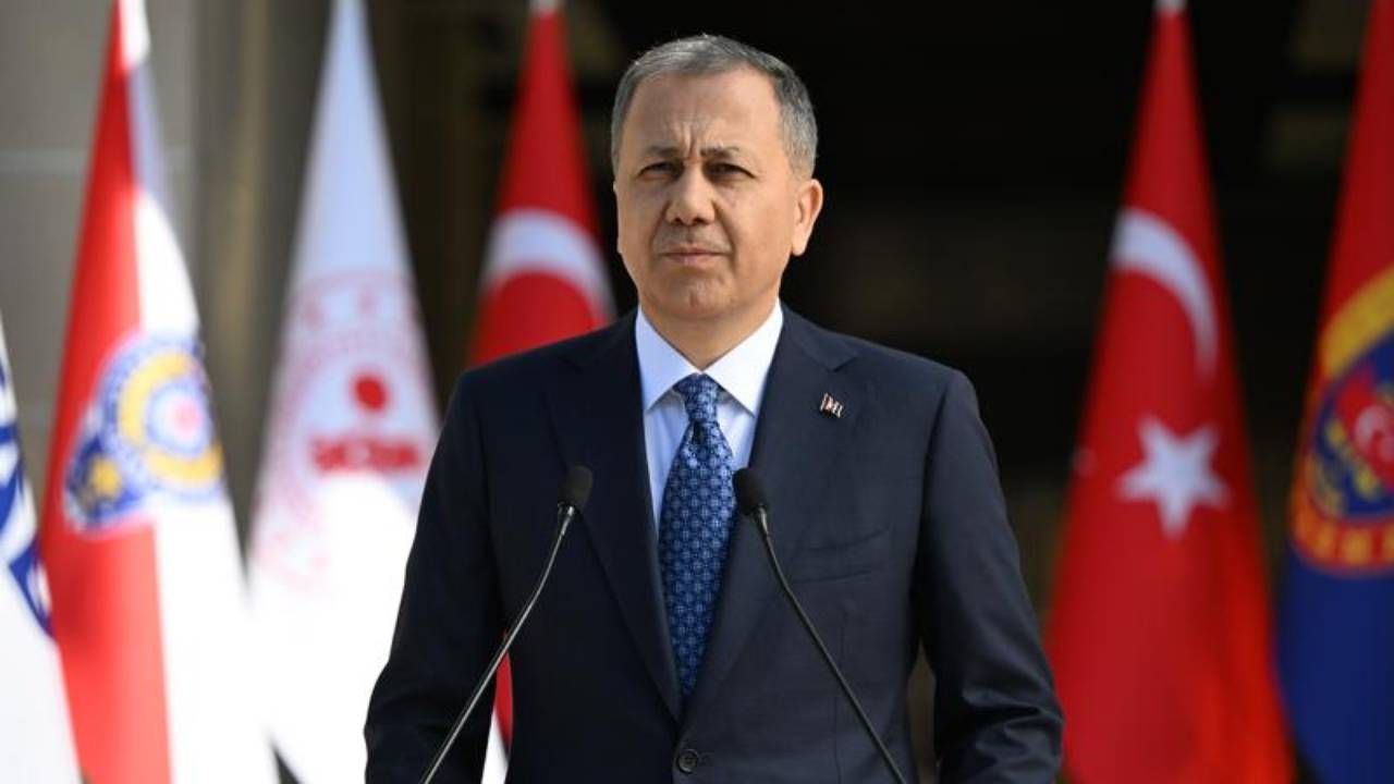 Bakan Yerlikaya'dan Kocaeli'de kuru yük gemisindeki mürettebatı kurtaran üsteğmene tebrik Bakan Yerlikaya'dan Kocaeli'de kuru yük gemisindeki mürettebatı kurtaran üsteğmene tebrik