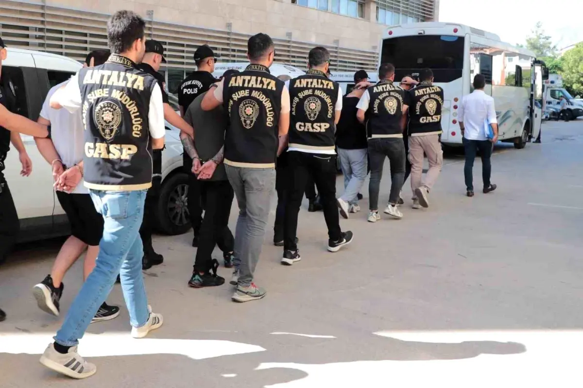 Antalya’da Suç Organize Yapısına Yönelik Operasyon: 7 Gözaltı Antalya’da Suç Organize Yapısına Yönelik Operasyon: 7 Gözaltı