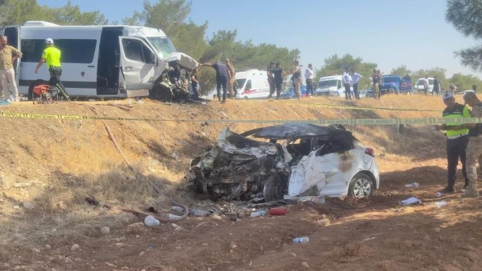 ASAYİŞ
Ceylanpınar yolunda can pazarı: Genç sürücü yaşamını yitirdi, 14 yaralı! ASAYİŞ
Ceylanpınar yolunda can pazarı: Genç sürücü yaşamını yitirdi, 14 yaralı!