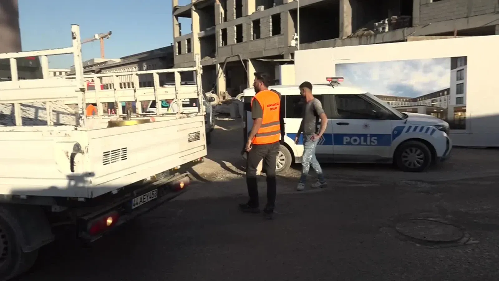 ASAYİŞ
Malatya’da çarşı inşaatında toprak kayması: Bir işçi ağır yaralandı ASAYİŞ
Malatya’da çarşı inşaatında toprak kayması: Bir işçi ağır yaralandı