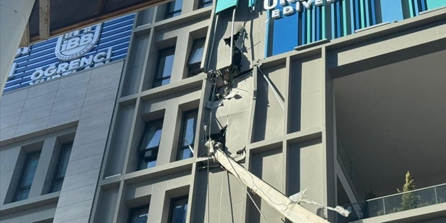 Şişli’de inşaat alanındaki vinç öğrenci yurduna devrildi Şişli’de inşaat alanındaki vinç öğrenci yurduna devrildi