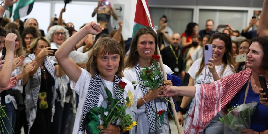 İsveçli aktivist Thunberg’in de aralarında olduğu Küresel Sumud Filosu aktivistleri Yunanistan’a ulaştı İsveçli aktivist Thunberg’in de aralarında olduğu Küresel Sumud Filosu aktivistleri Yunanistan’a ulaştı