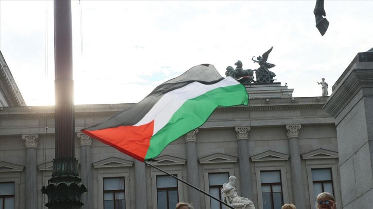 Avusturya’da öğrenciler, Gazze’deki soykırıma dahil olduğu gerekçesiyle Viyana Üniversitesi girişini kapattı Avusturya’da öğrenciler, Gazze’deki soykırıma dahil olduğu gerekçesiyle Viyana Üniversitesi girişini kapattı