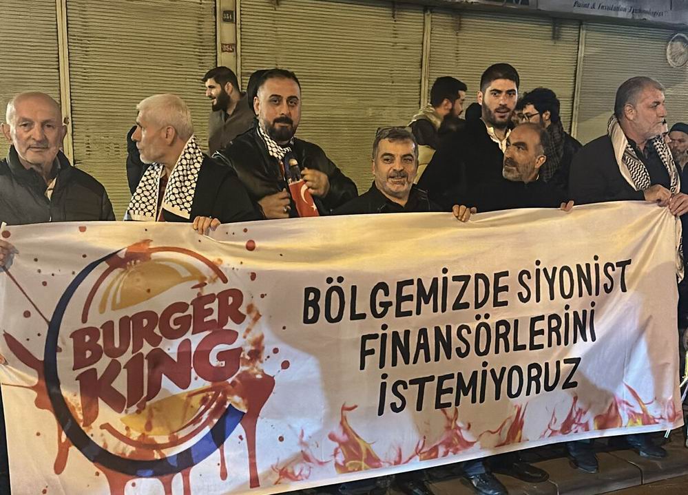 Ümraniye Alemdağ’da Burger King’e karşı protesto düzenlendi Ümraniye Alemdağ’da Burger King’e karşı protesto düzenlendi