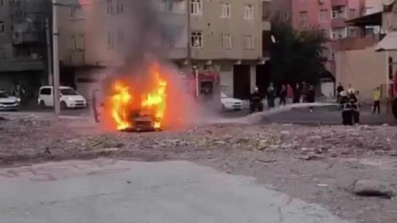 Diyarbakır’da Seyir Halindeki Araç Yandı Diyarbakır’da Seyir Halindeki Araç Yandı