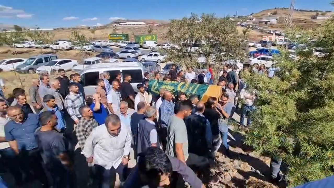 AFET & KAZA
Diyarbakır’da karbonmonoksit gazından zehirlenen 4 kuzen yan yana toprağa verildi AFET & KAZA
Diyarbakır’da karbonmonoksit gazından zehirlenen 4 kuzen yan yana toprağa verildi