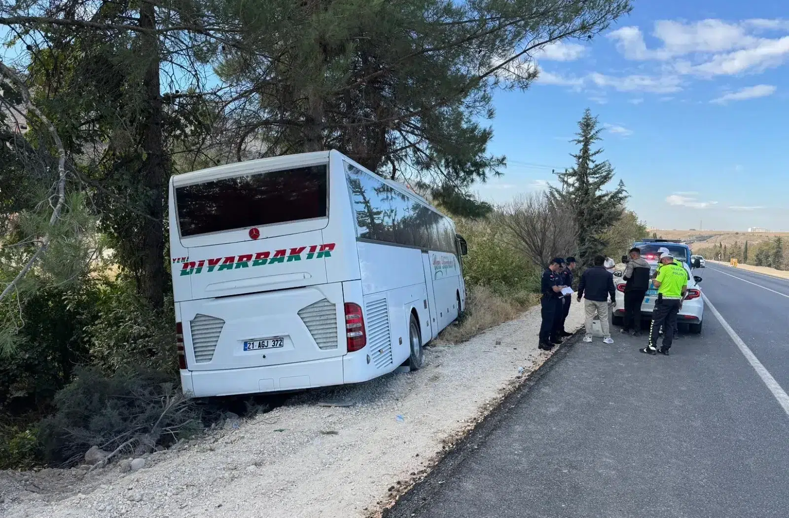 ASAYİŞ
Adıyaman'da trafik kazası: Yolcu otobüsü ile otomobil çarpıştı, 4 kişi öldü! ASAYİŞ
Adıyaman'da trafik kazası: Yolcu otobüsü ile otomobil çarpıştı, 4 kişi öldü!