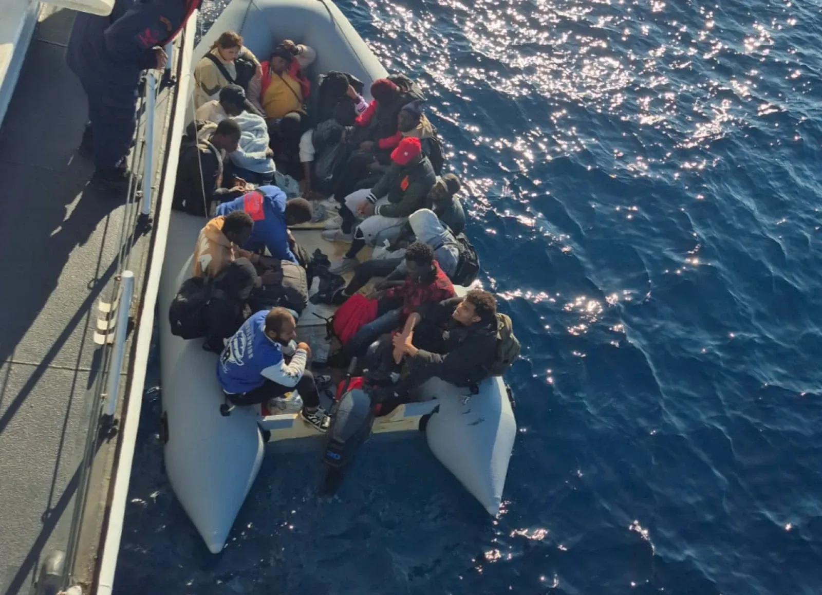 ASAYİŞ
İzmir açıklarında göçmen operasyonu: 17 kişi yakalandı! ASAYİŞ
İzmir açıklarında göçmen operasyonu: 17 kişi yakalandı!