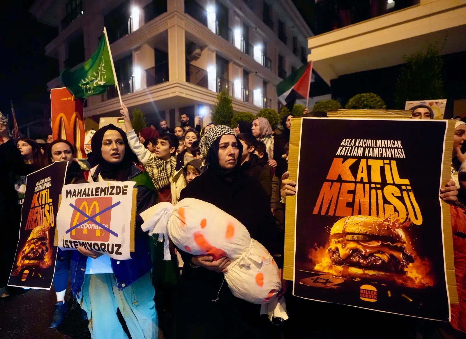 SON DAKİKA
Üsküdar'da mahalle sakinlerinden McDonald's protestosu: Mahallemizde katil İsrail destekçisi istemiyoruz SON DAKİKA
Üsküdar'da mahalle sakinlerinden McDonald's protestosu: Mahallemizde katil İsrail destekçisi istemiyoruz