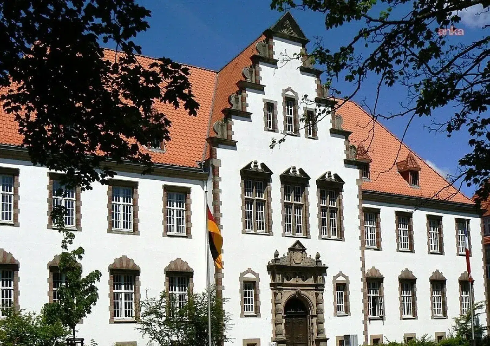 DÜNYA
																														
								

								Almanya’da 14 yaşındaki Suriyeli çocuk 200 farklı suçtan tutuklandı