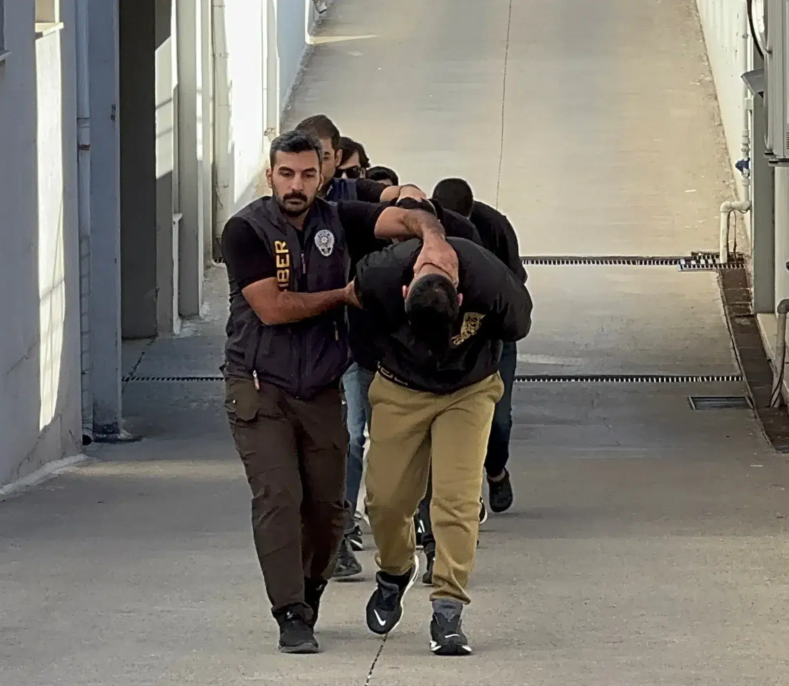 ASAYİŞ
Sahtekarlıkta sınır yok! Adana'da "sazan sarmalı" yöntemiyle dolandırıcılık yapan 6 zanlı tutuklandı ASAYİŞ
Sahtekarlıkta sınır yok! Adana'da "sazan sarmalı" yöntemiyle dolandırıcılık yapan 6 zanlı tutuklandı