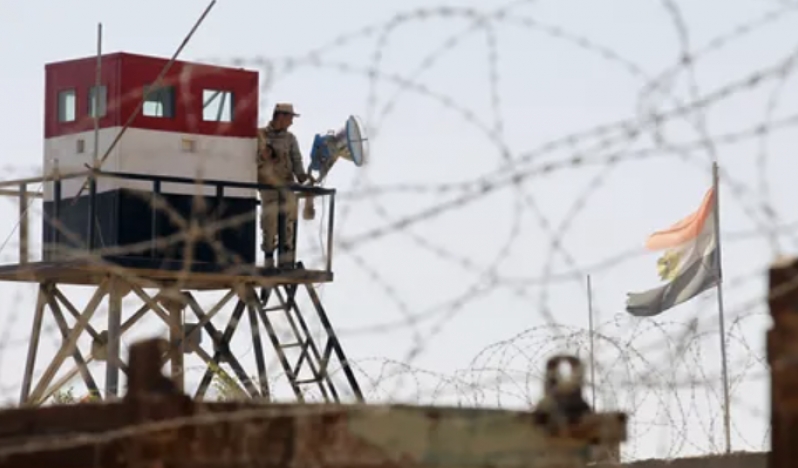 İnsani yardım taşıyan tırlar Refah sınır kapısından Gazze’ye girmeye başladı. İnsani yardım taşıyan tırlar Refah sınır kapısından Gazze’ye girmeye başladı.