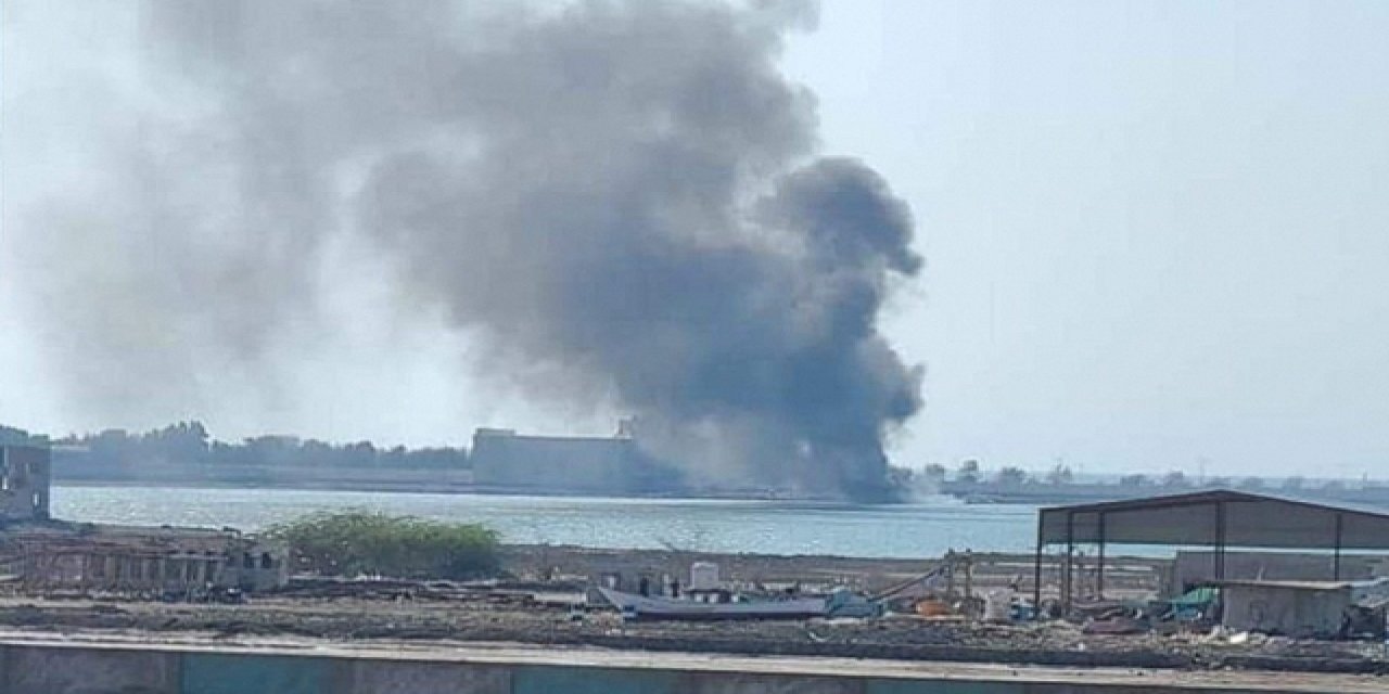 Yemen’in Aden Kentinde MV Falcon Gemisinde Yangın Çıktı Yemen’in Aden Kentinde MV Falcon Gemisinde Yangın Çıktı