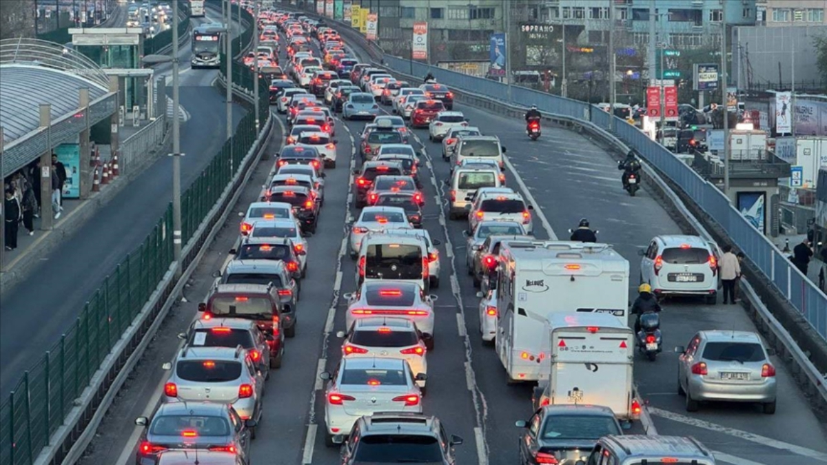İstanbul’da trafik yoğunluğu yüzde 83’e ulaştı İstanbul’da trafik yoğunluğu yüzde 83’e ulaştı