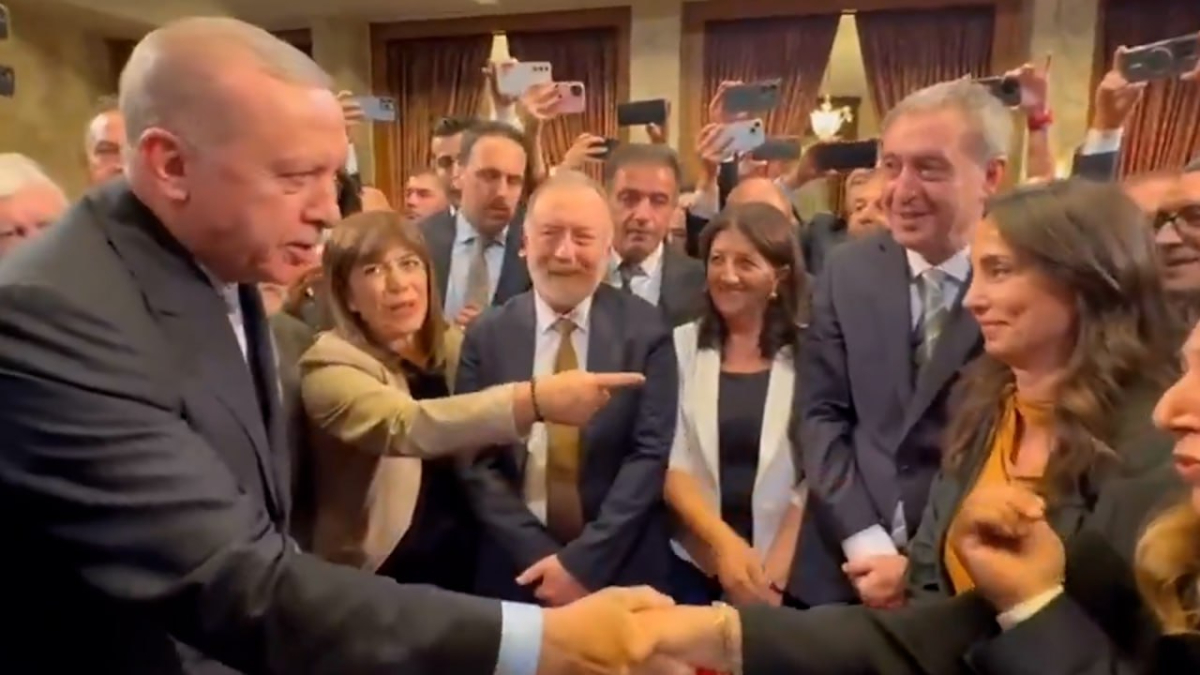 Cumhurbaşkanı Erdoğan, DEM Parti heyetinin masasını ziyaret etti Cumhurbaşkanı Erdoğan, DEM Parti heyetinin masasını ziyaret etti