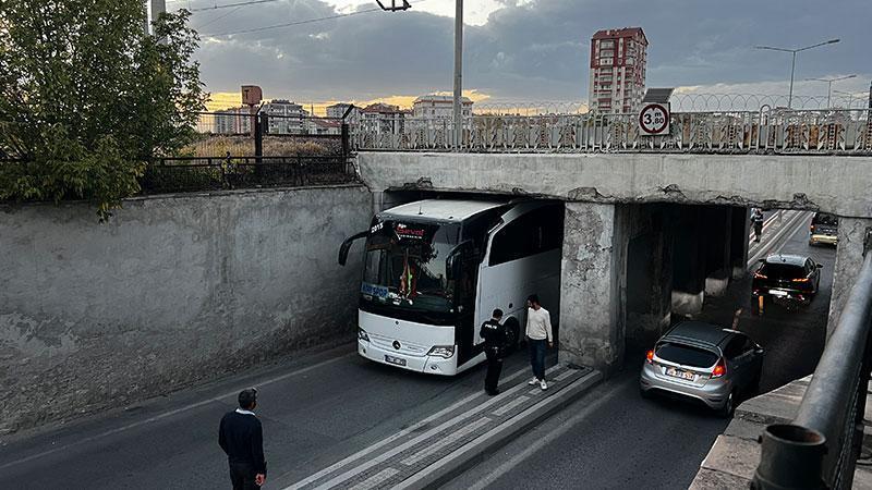 Ağrı 1970 Spor’un takım otobüsü, Kayseri’de altgeçide sıkıştı Ağrı 1970 Spor’un takım otobüsü, Kayseri’de altgeçide sıkıştı
