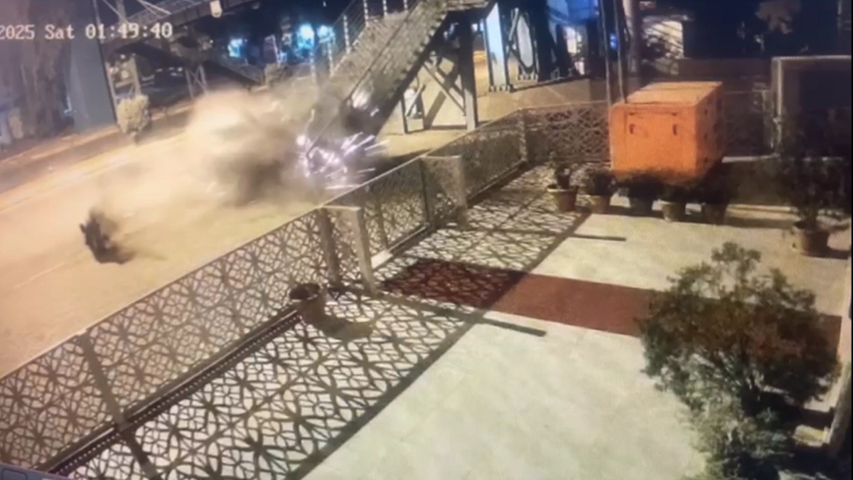 Şanlıurfa’da feci kazada aracından yola fırlayan sürücü hayatını kaybetti Şanlıurfa’da feci kazada aracından yola fırlayan sürücü hayatını kaybetti