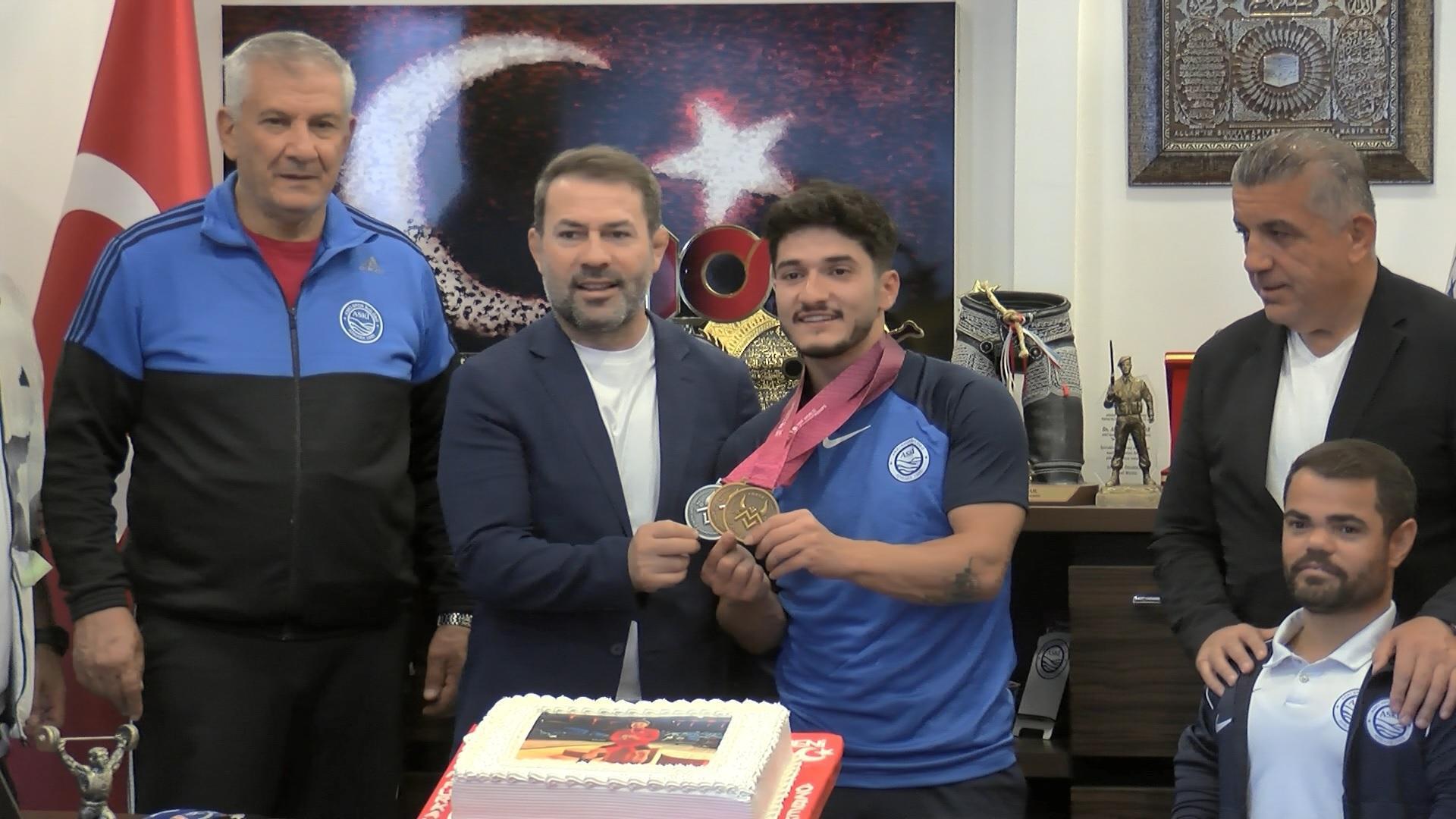 Muhammet Furkan Özbek, halterde 15 yıl sonra ilk dünya şampiyonu oldu Muhammet Furkan Özbek, halterde 15 yıl sonra ilk dünya şampiyonu oldu