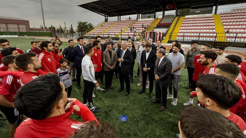 Galatasaray Başkanı Özbek’ten Mardin 1969 Spor’a ziyaret Galatasaray Başkanı Özbek’ten Mardin 1969 Spor’a ziyaret