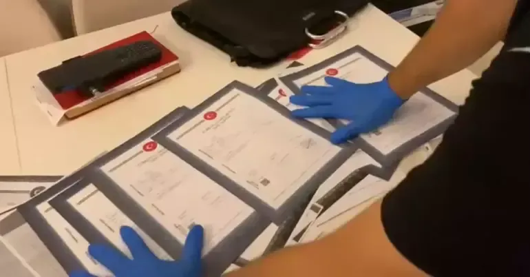 SON DAKİKA
																														
								

								Kendilerini kamu görevlisi olarak tanıttılar 50 kişiyi 80 milyon lira dolandırdılar