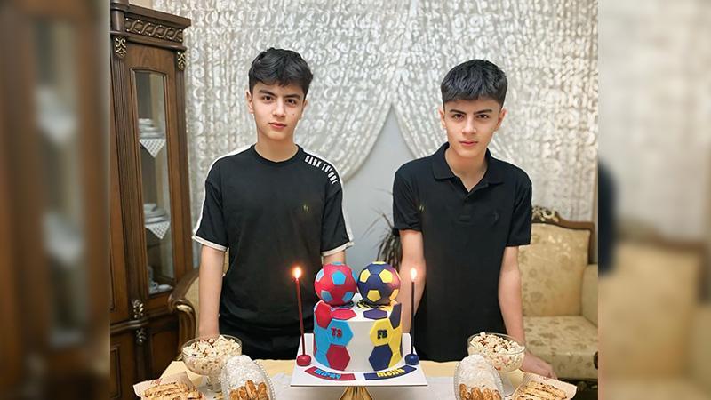 İkizlerin pastası iki ayrı takım rengiyle süslendi İkizlerin pastası iki ayrı takım rengiyle süslendi