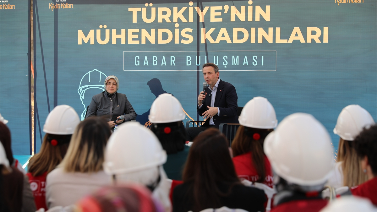 Alparslan Bayraktar, Gabar’da Kadın Mühendislerle Buluştu Alparslan Bayraktar, Gabar’da Kadın Mühendislerle Buluştu