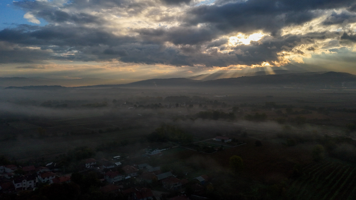 Bolu’da sis, doğayı beyaz bir örtü gibi kapladı