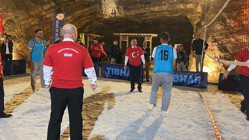 Iğdır Tuz Mağarası’nda Voleybol Turnuvası Düzenlendi Iğdır Tuz Mağarası’nda Voleybol Turnuvası Düzenlendi