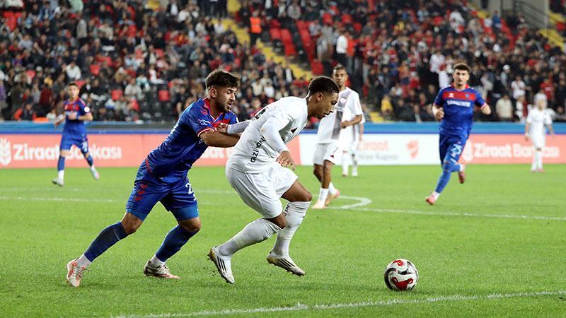 Gaziantep FK, Karabük İdmanyurdu’nu 2-0 Mağlup Etti Gaziantep FK, Karabük İdmanyurdu’nu 2-0 Mağlup Etti