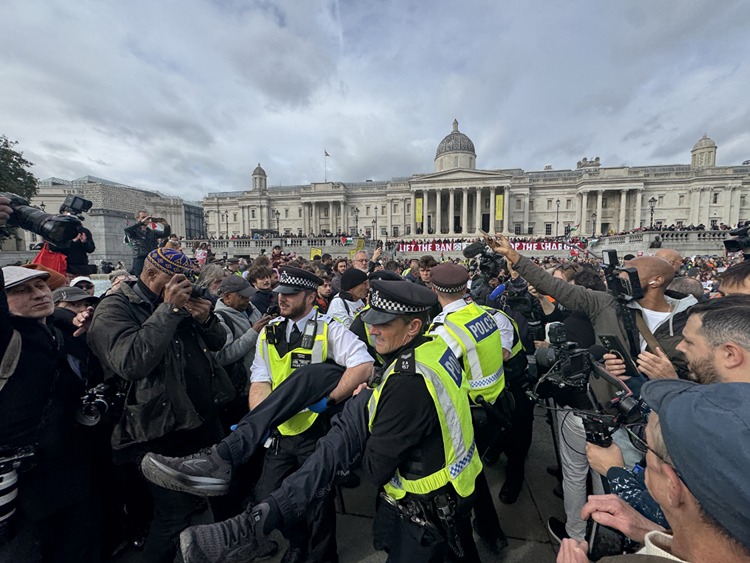 Palestine Action grubuna destek eyleminde 355 kişi gözaltına alındı Palestine Action grubuna destek eyleminde 355 kişi gözaltına alındı