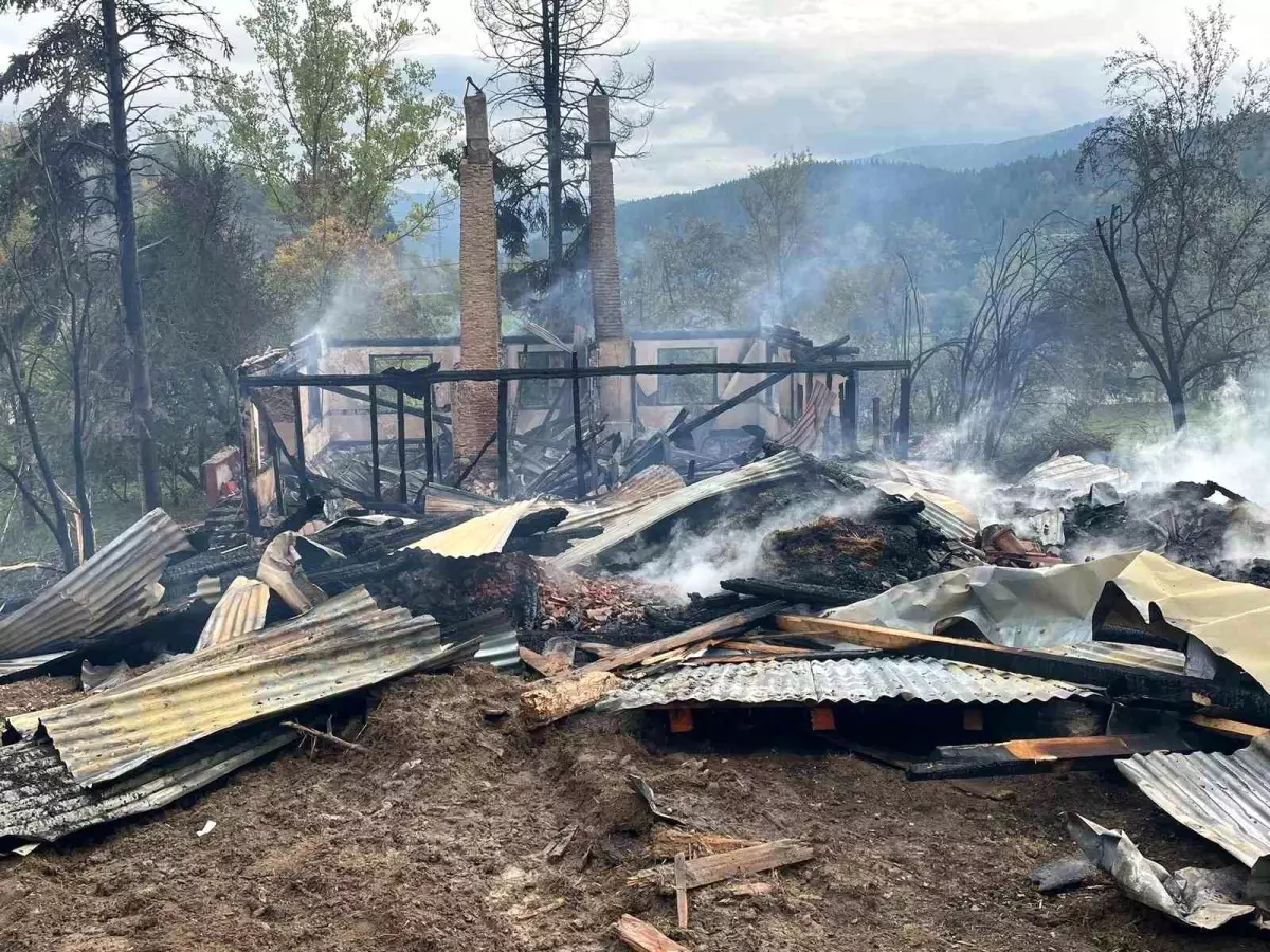 Kastamonu’da Yangın: Ahşap Ev Kullanılamaz Hale Geldi Kastamonu’da Yangın: Ahşap Ev Kullanılamaz Hale Geldi