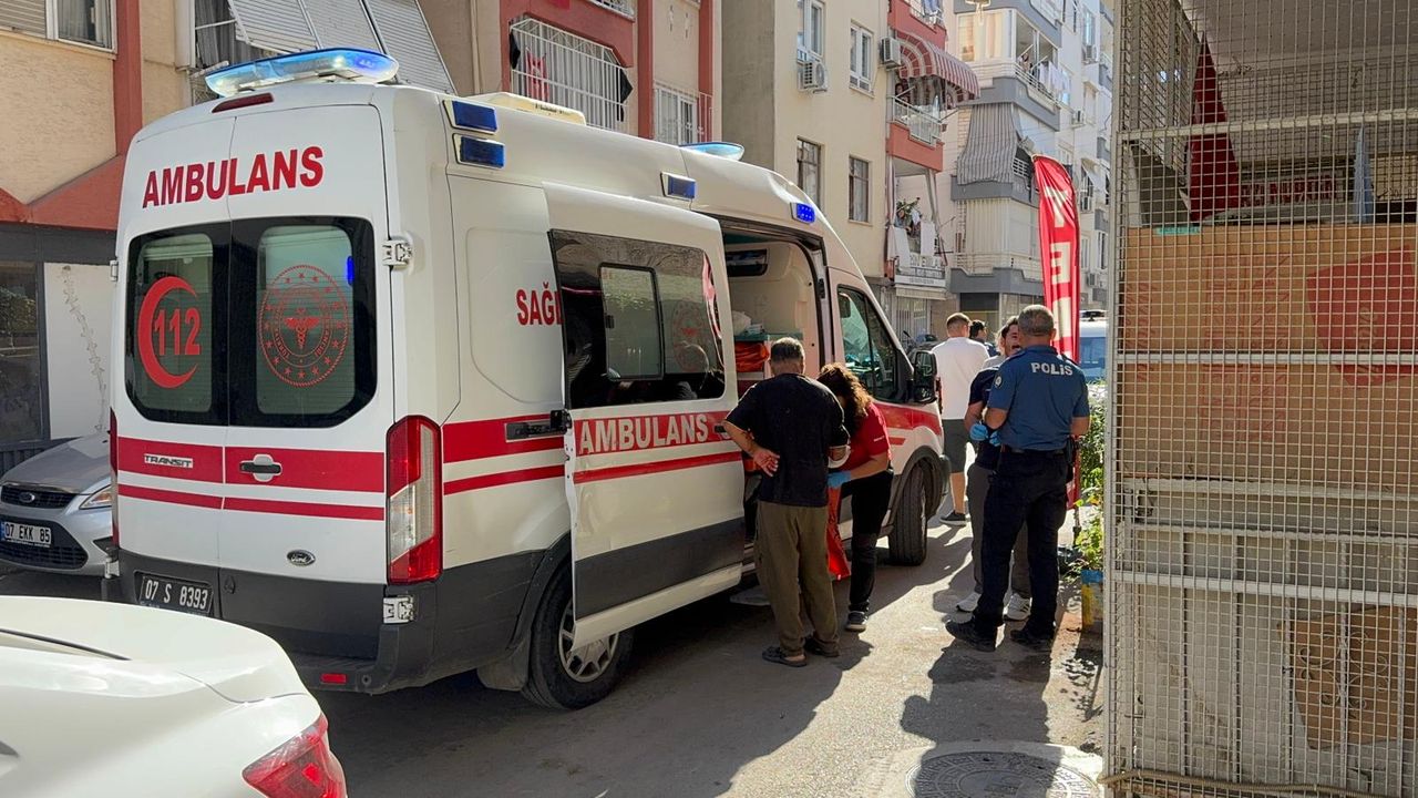 Antalya'da komşular arasında çıkan bıçaklı kavgada 1 kişi yaralandı